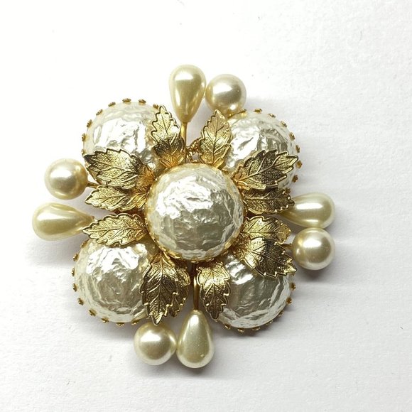 Larger Pearl Brooch Vintage Flower Leaf Gold Tone - Picture 1 of 4